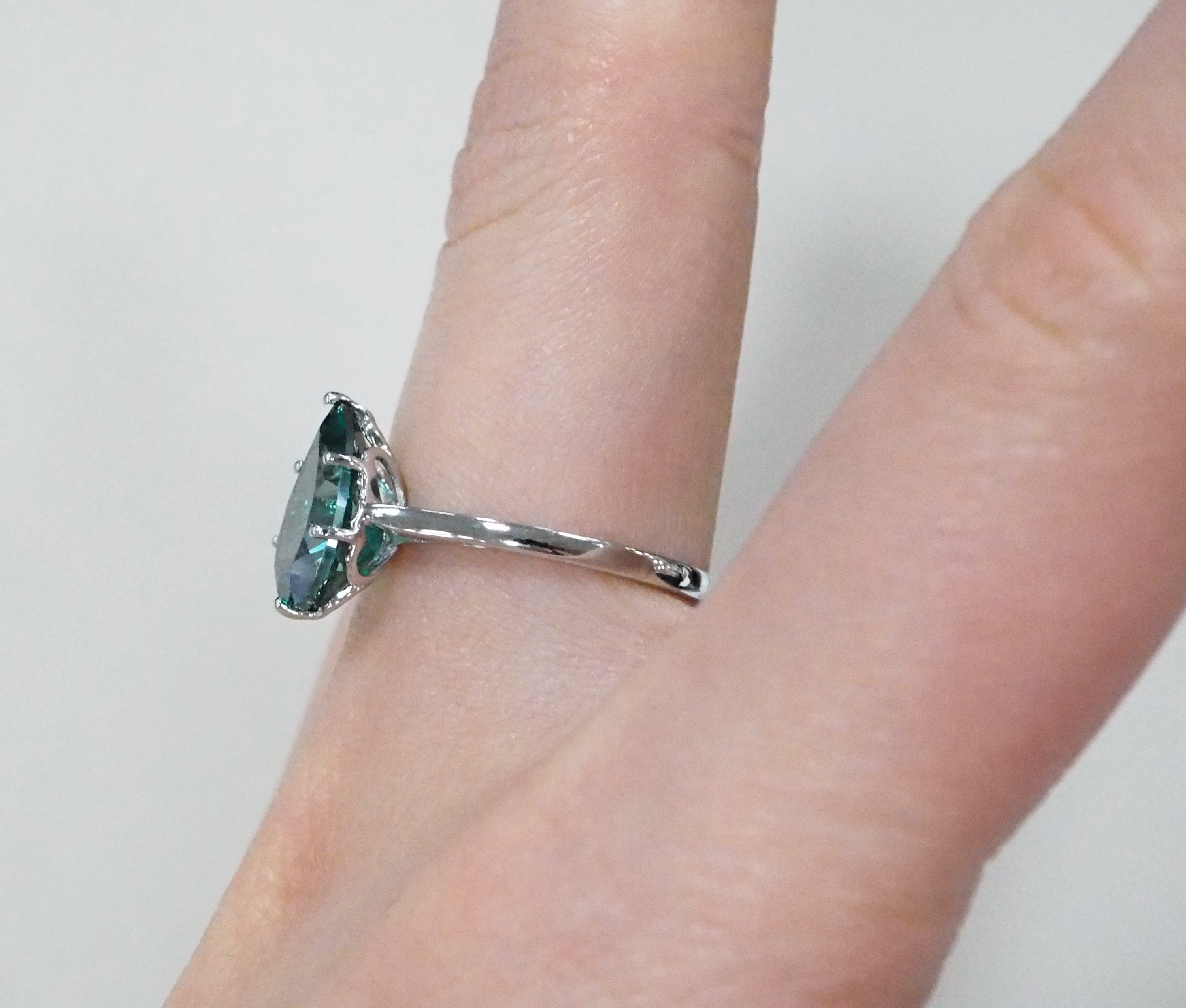 Серебряное кольцо с зеленым топазом